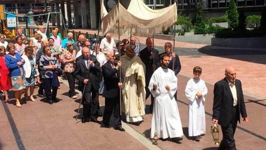 Fernando Llenín, durante la procesión alrededor del templo, con los feligreses tras él.