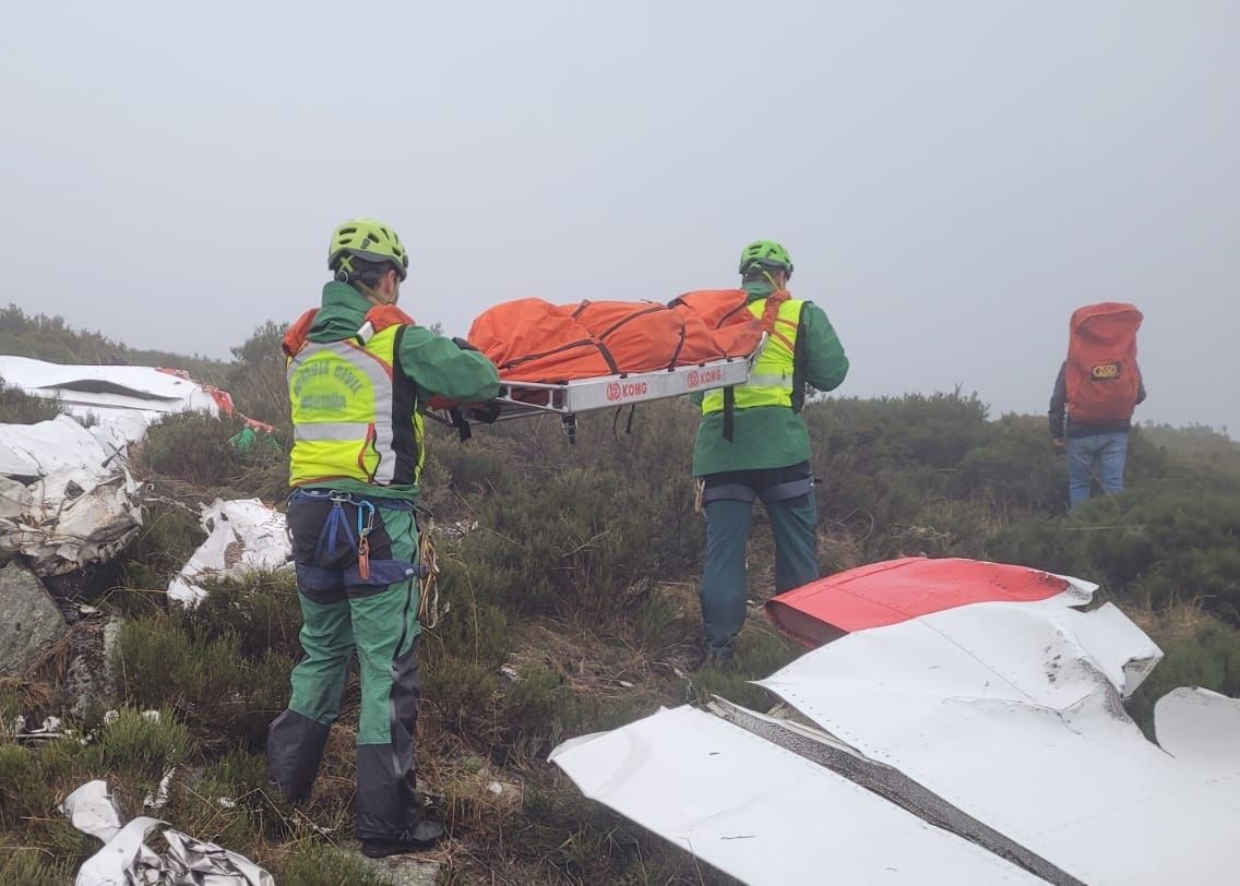 Rescate en la montaña del cuerpo del piloto fallecido