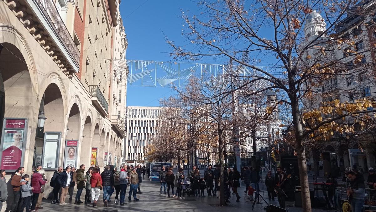 Música en la calle bajo un cielo despejado en Zaragoza, este domingo