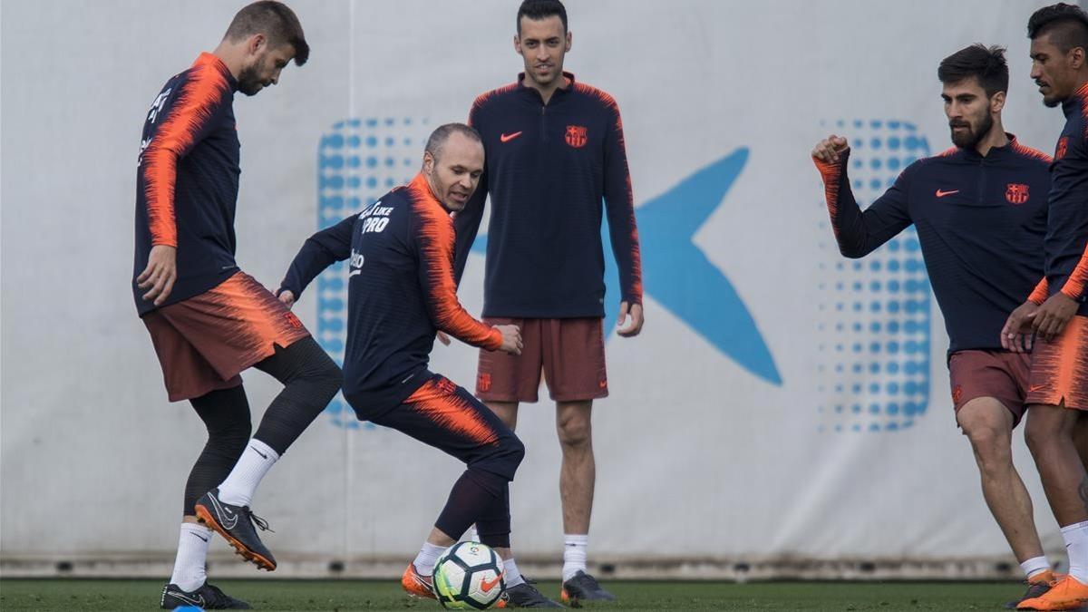 Iniesta, en un rondo junto a Piqué y Busquets en la ciudad deportiva de Sant Joan Despí.