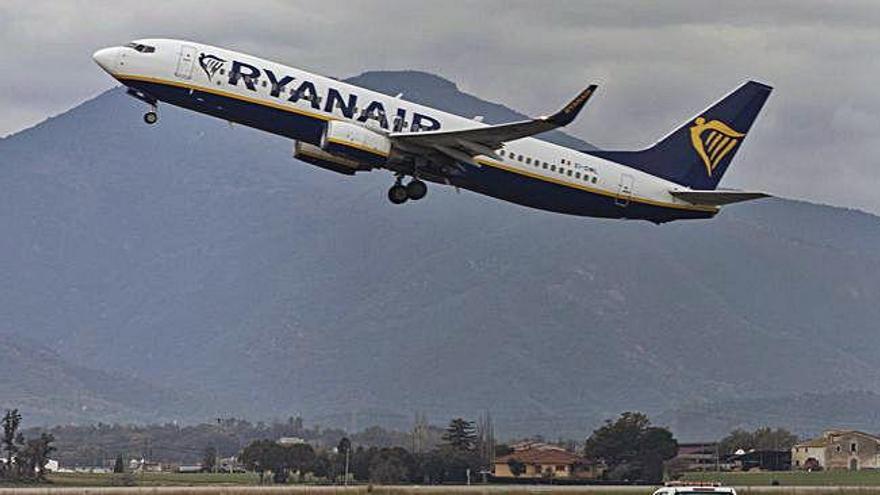 Un avió de Ryanair enlairant-se a l&#039;aeroport de Vilobí.