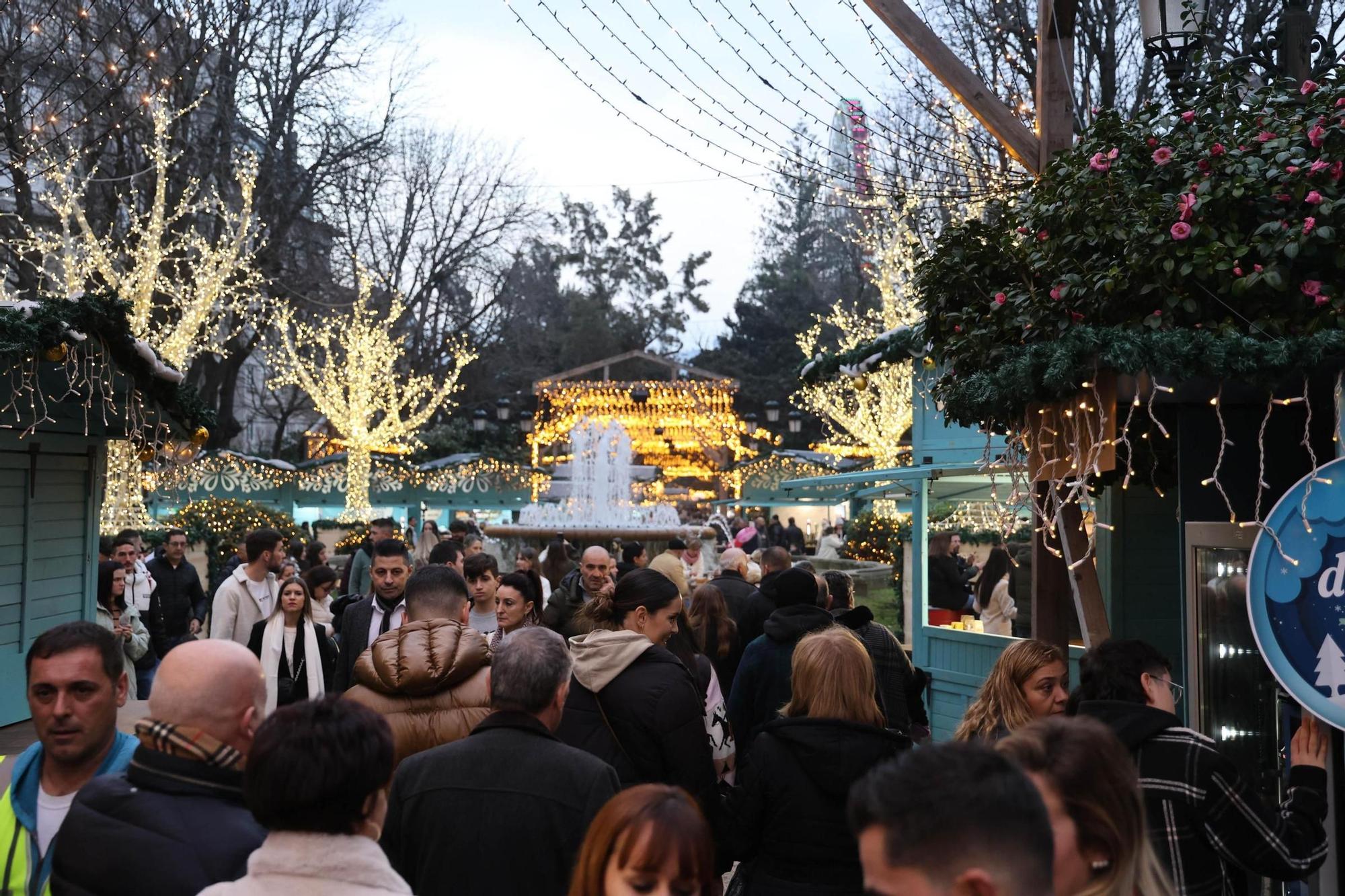 Un Belén Monumental y las calles llenas en el primer domingo navideño