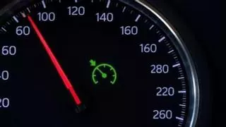 Este es el significado del testigo del reloj que aparece en el cuadro del coche