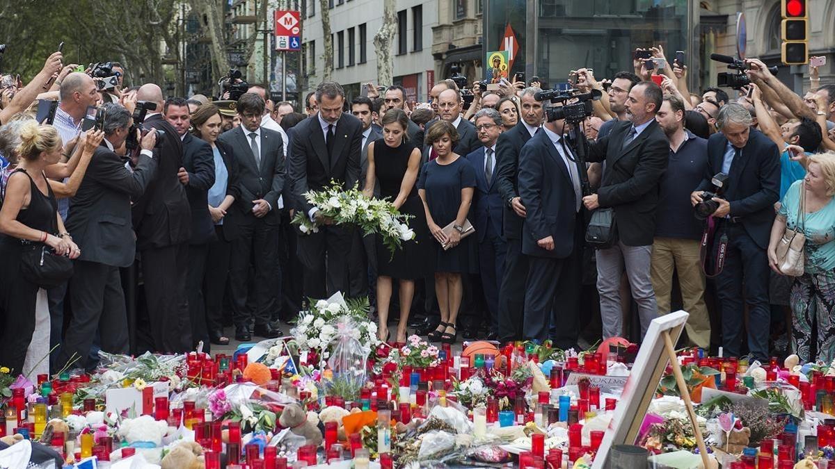 Los Reyes hacen una ofrenda de flores en las Ramblas, dos días después del atentado, el 19 de agosto del 2017