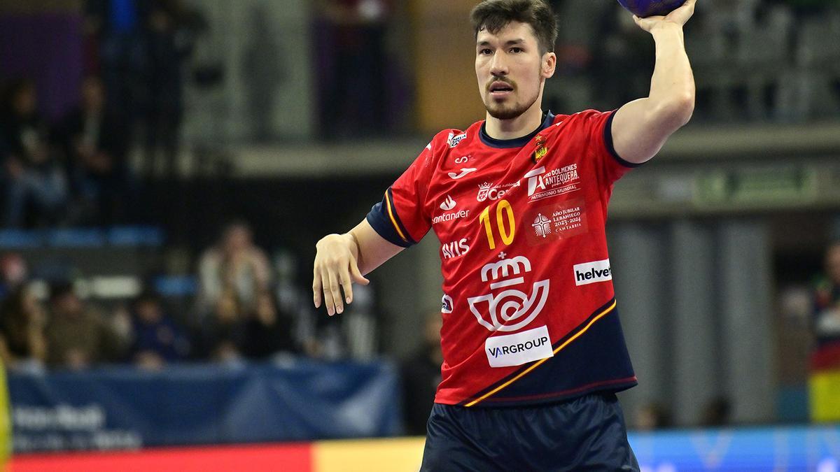 El jugador de la selección española Álex Dujshebaev en el partido entre España y Brasil en el Preolímpico de balonmano de Granollers (Brasil)