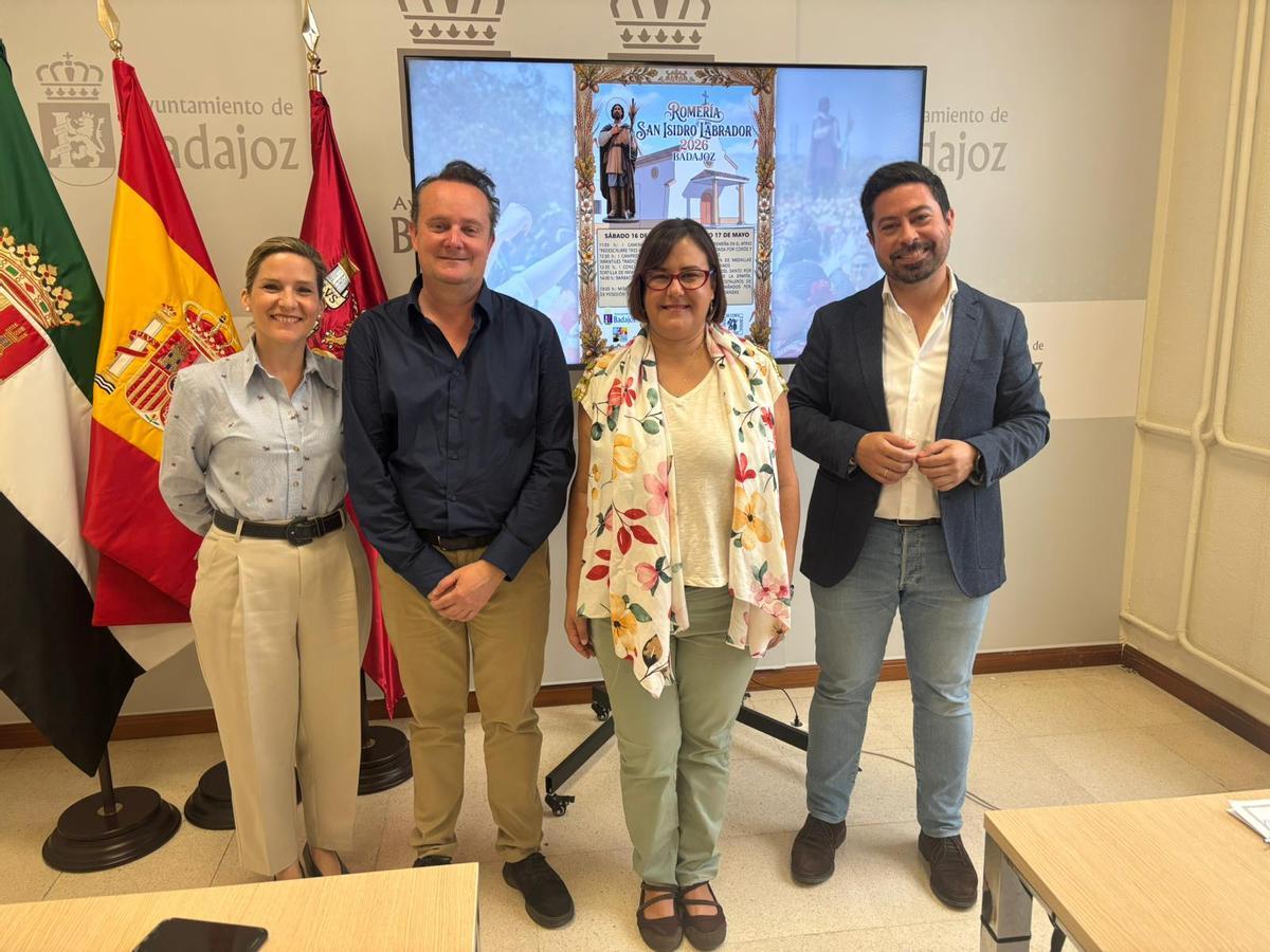 De izquierda a derecha: Ana María Casañas, Rubén Galea, Verónica Crespo y José Antonio Casablanca, tras la presentación de la romería de San Isidro de Badajoz 2026.