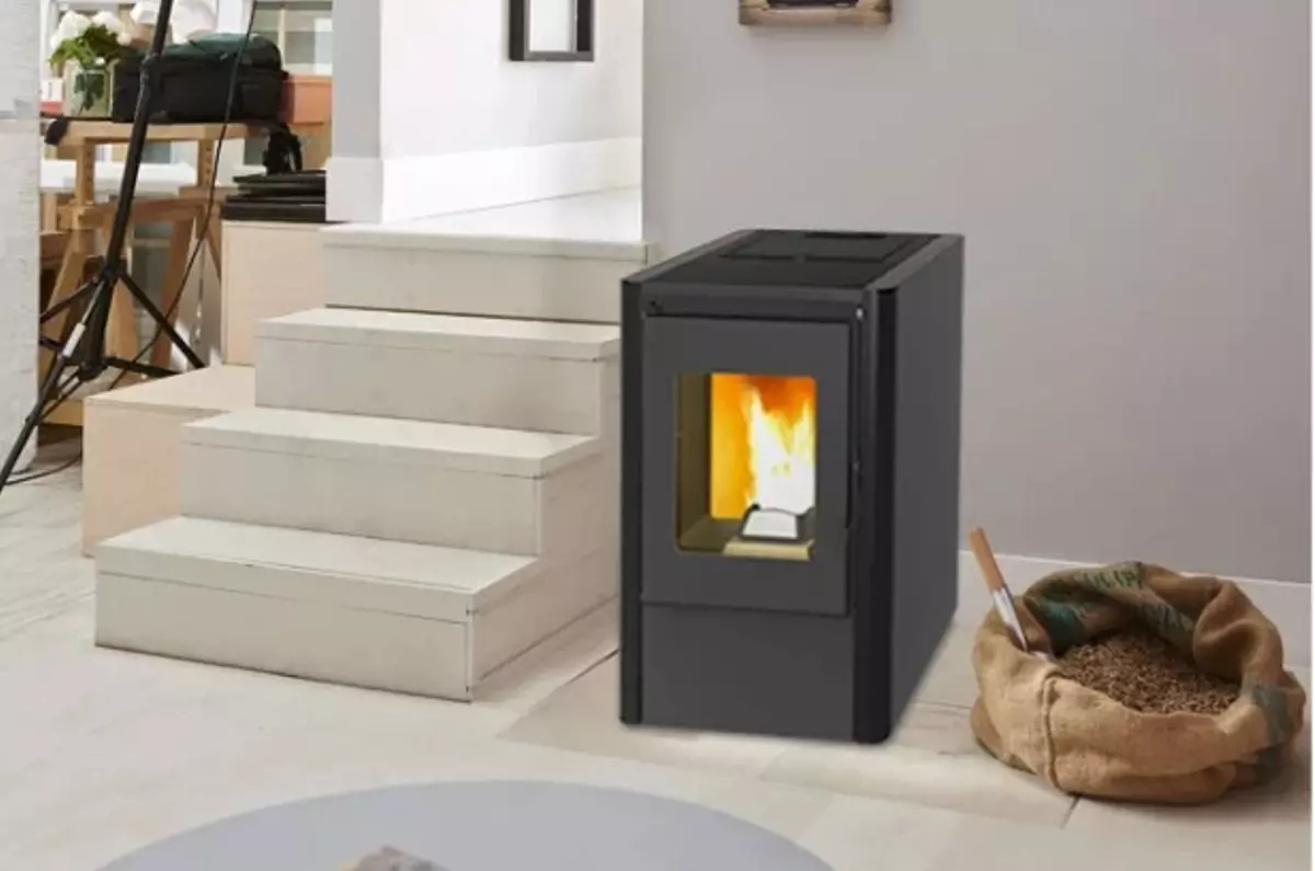 Leroy Merlin tiene una estufa de pellets barata y de oferta para calentar  tu hogar este invierno por solo 599 euros