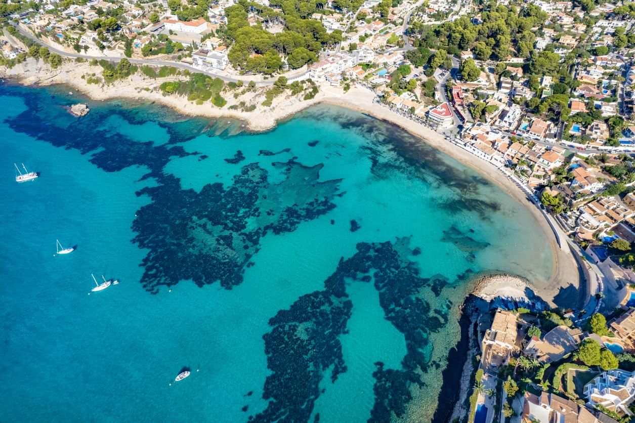 Vista aérea mediterránea de Moraira con agua turquesa en la Costa Blanca de Alicante