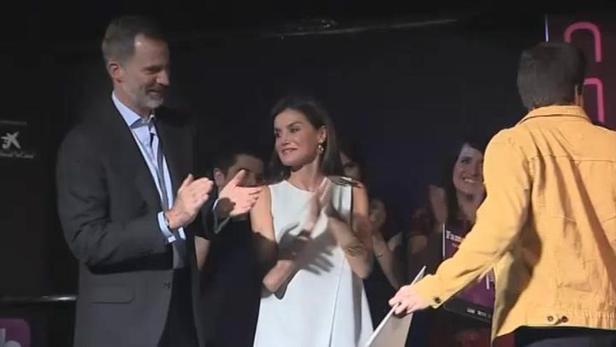 El Rey sorprende acompañando a la Reina a la final del concurso de monólogos científicos