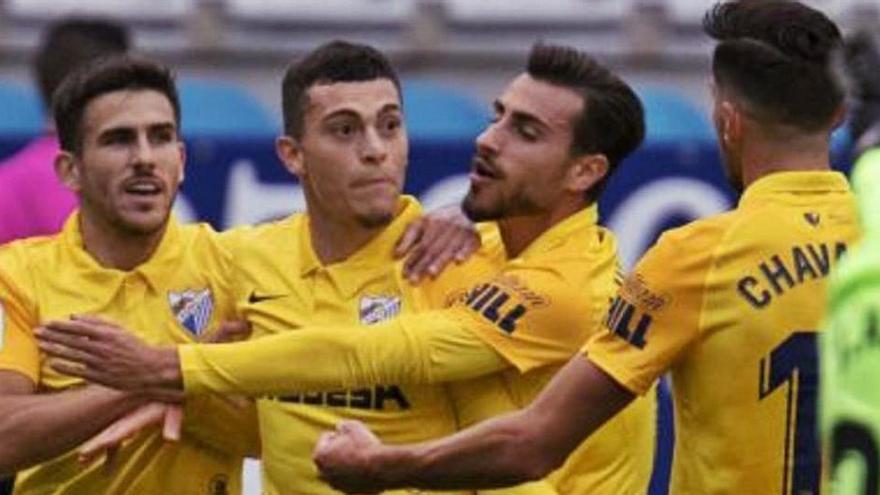 Los jugadores del Málaga CF celebran el gol de Yanis Rahmani en El Toralín de Ponferrada.