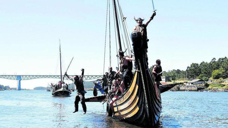 La llegada de un drakkar a la zona de desembarco. A bordo, varios vikingos con casco de cuernos.   | //  GUSTAVO SANTOS
