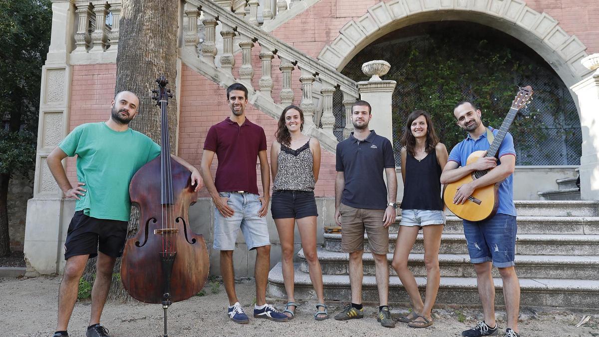 Els integrants de Glosa Càustica, amb els músics Joan Tomàs i Genís Tomas, al Museu de la Mediterrània
