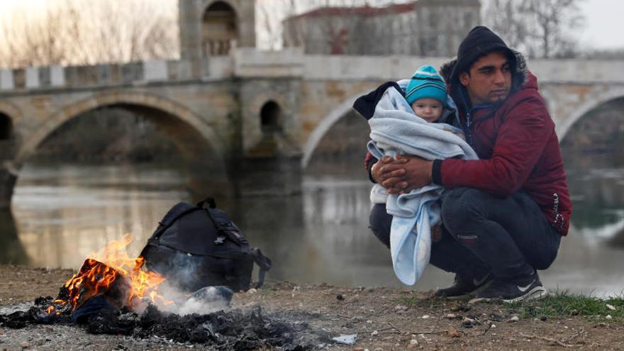 Un hombre y su bebé a orillas del río Edirne, en Turquía.