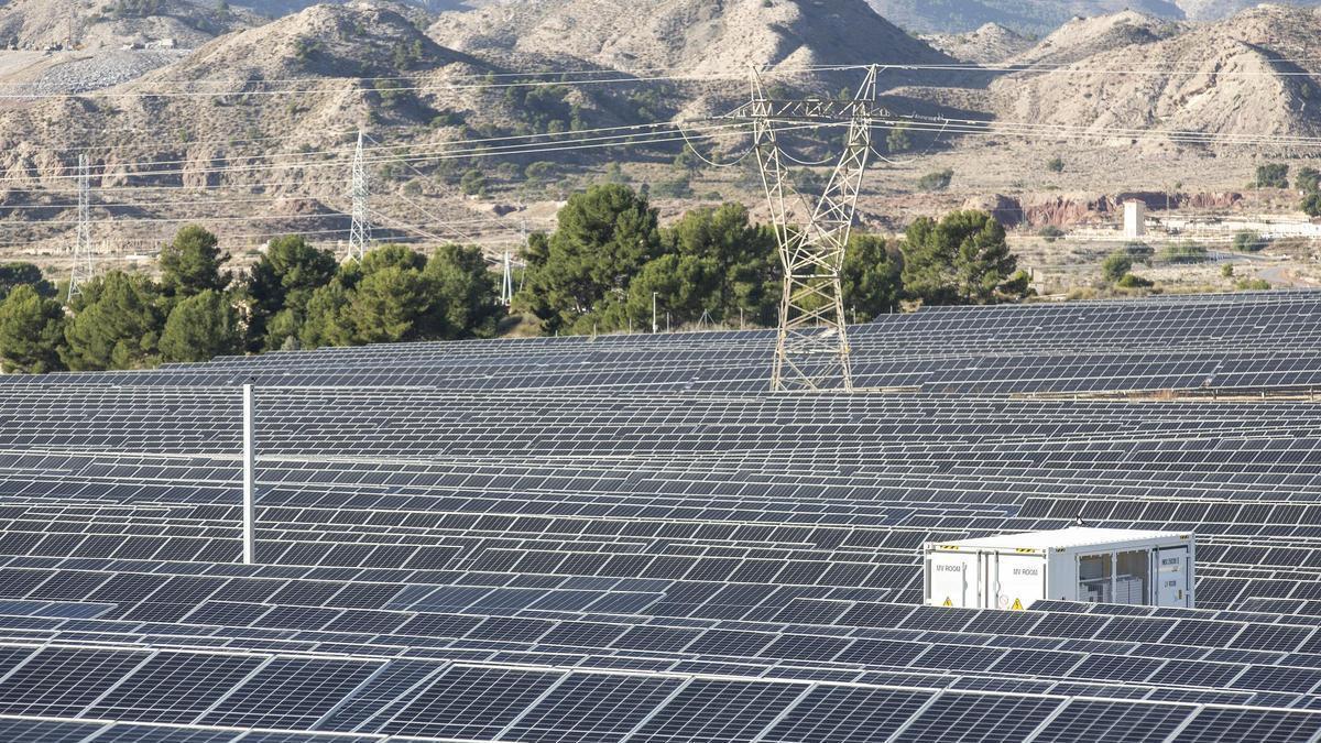 Una planta solar situada en la provincia de Alicante, en una imagen de archivo.