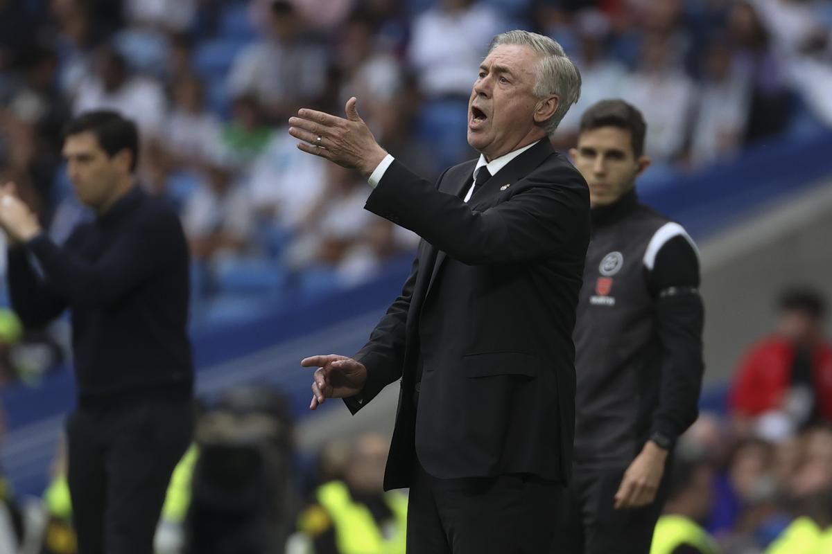 MADRID, 24/05/2023.- El entrenador del Real Madrid, Carlo Ancelotti, este miércoles, previo al partido de LaLiga entre el Rayo Vallecano y el Real Madrid, en el estadio Santiago Bernabéu de Madrid. EFE/ Kiko Huesca