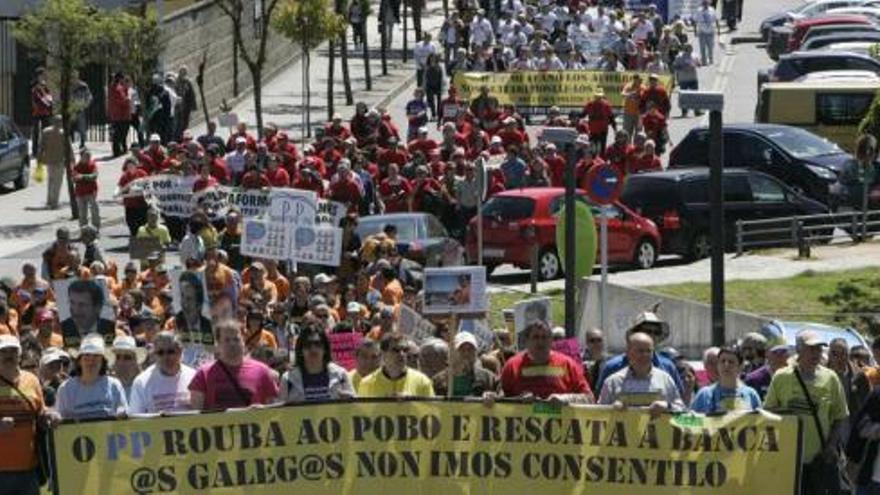 La cabeza de la manifestación de ayer en Santiago cerca de la residencia oficial del presidente de la Xunta, en Santiago.  // Xoán Álvarez