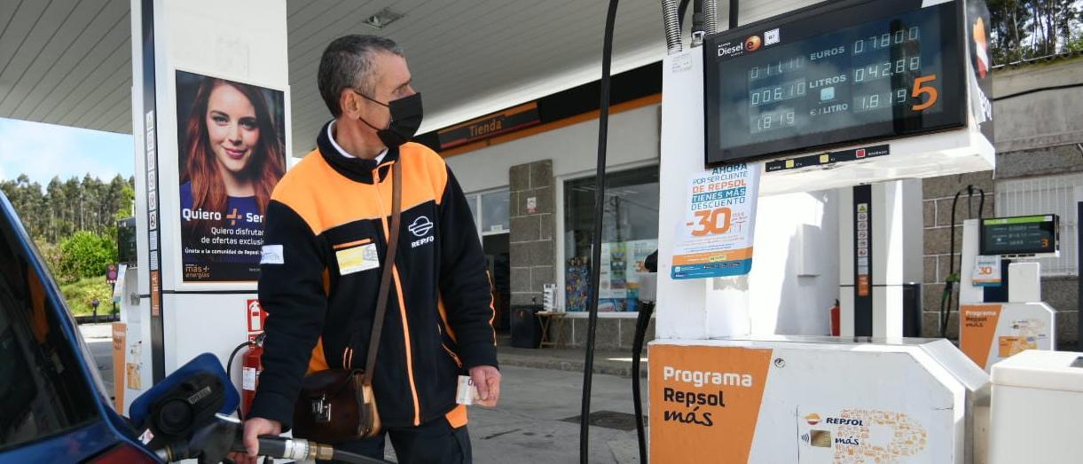 Un empleado de una gasolinera sirve combustible