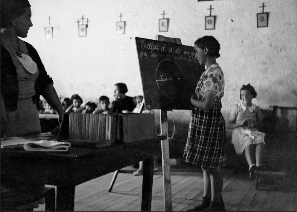 La classe de nenes de l'escola de la colònia Cadaujac, a Gironde.