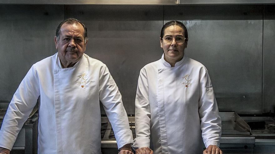 Jaime García Lorente y su hija Mari Luz, en su ámbito, en la cocina del restaurante Maestral.