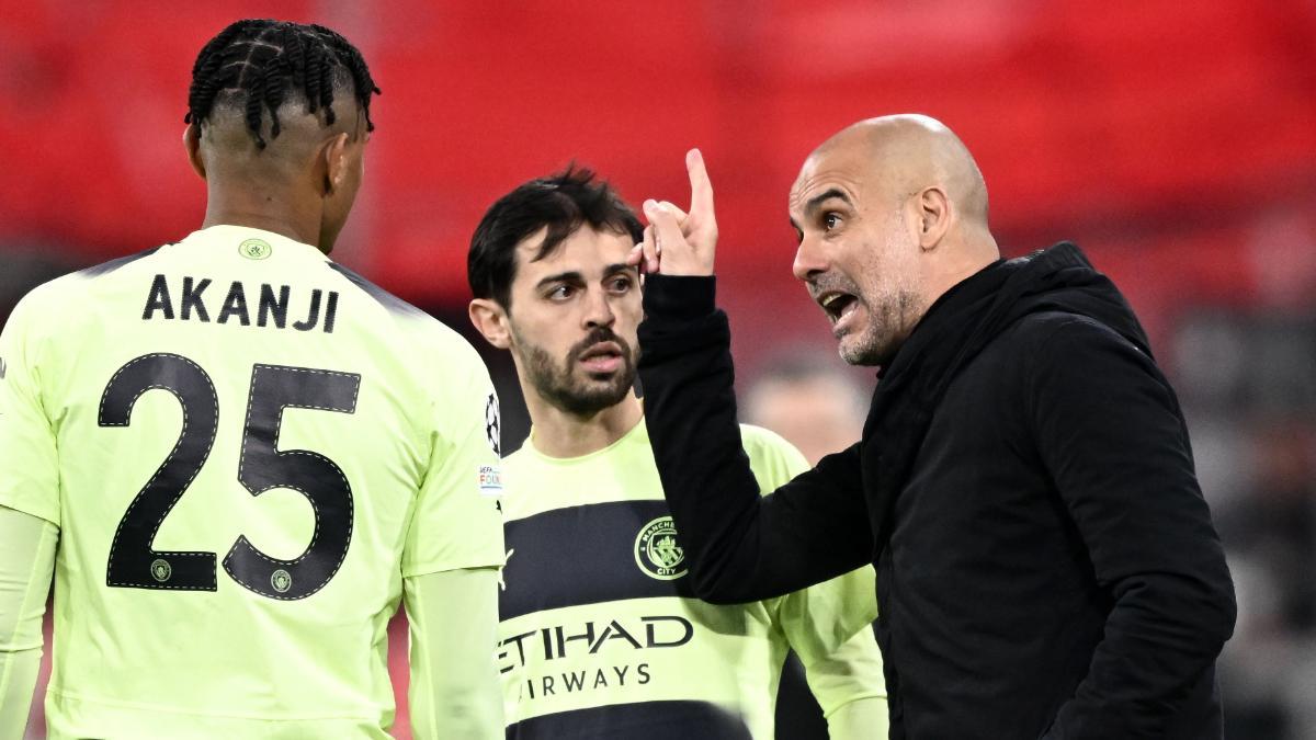 Pep Guardiola dando instrucciones a Akanji en una foto de archivo