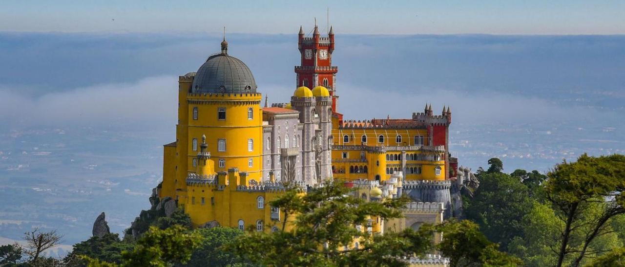 Conciertos, circo, tren turístico, mercado de Navidad, y muchas otras propuestas se suman a los atractivos de Sintra, llena de castillos y palacios Patrimonio de la Humanidad.