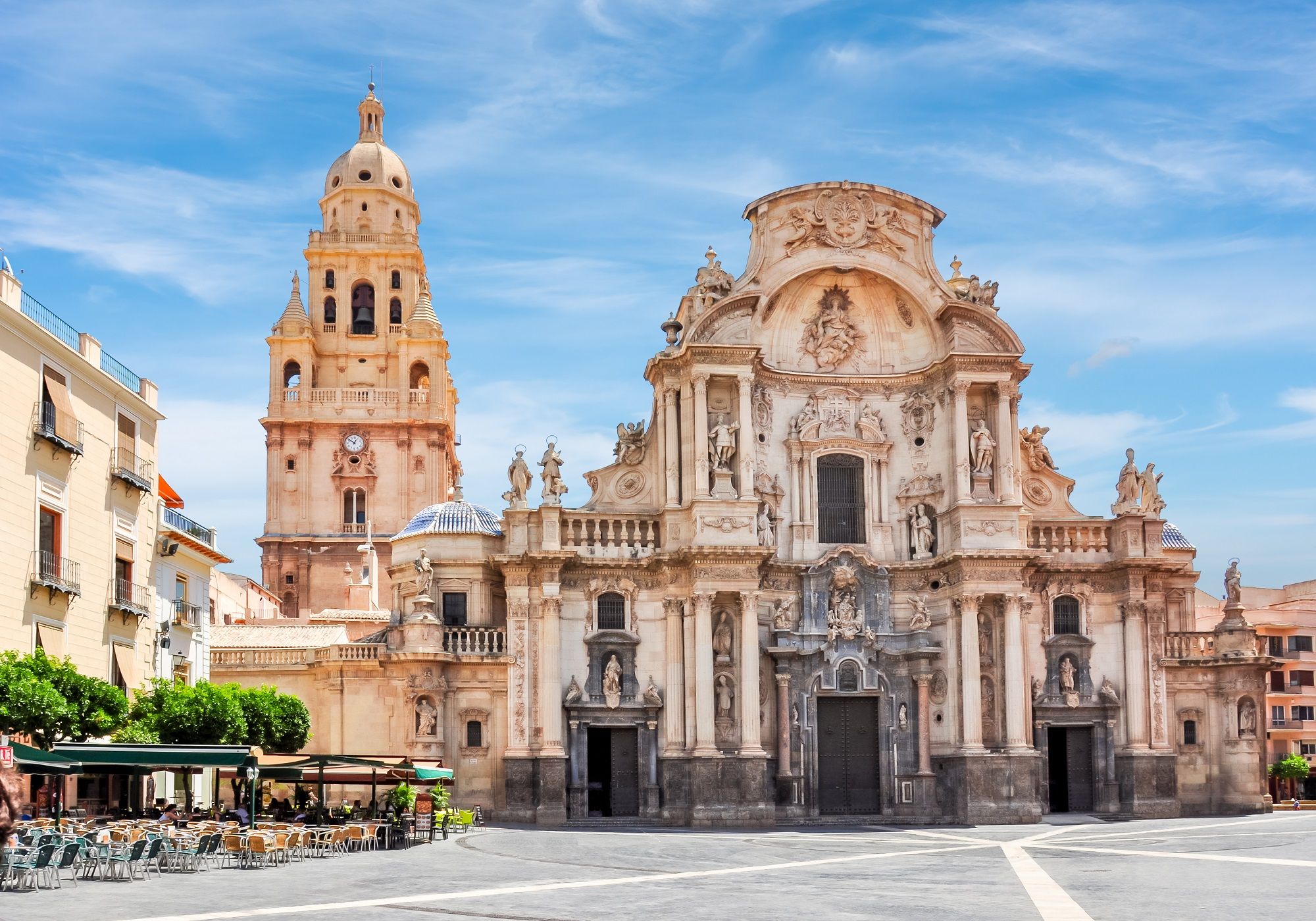 La Catedral de Murcia sufrió a lo largo de los siglos añadidos del barroco, el renacimiento y neoclásico.