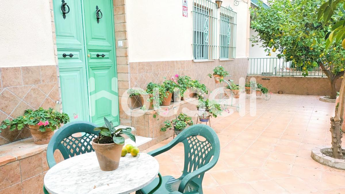 Casa con terraza en venta en Cabra.