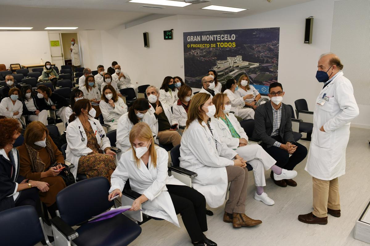 Profesionales del Hospital Provincial ayer antes de recibir la visita del conselleiro de Sanidade, Julio García Comesaña.