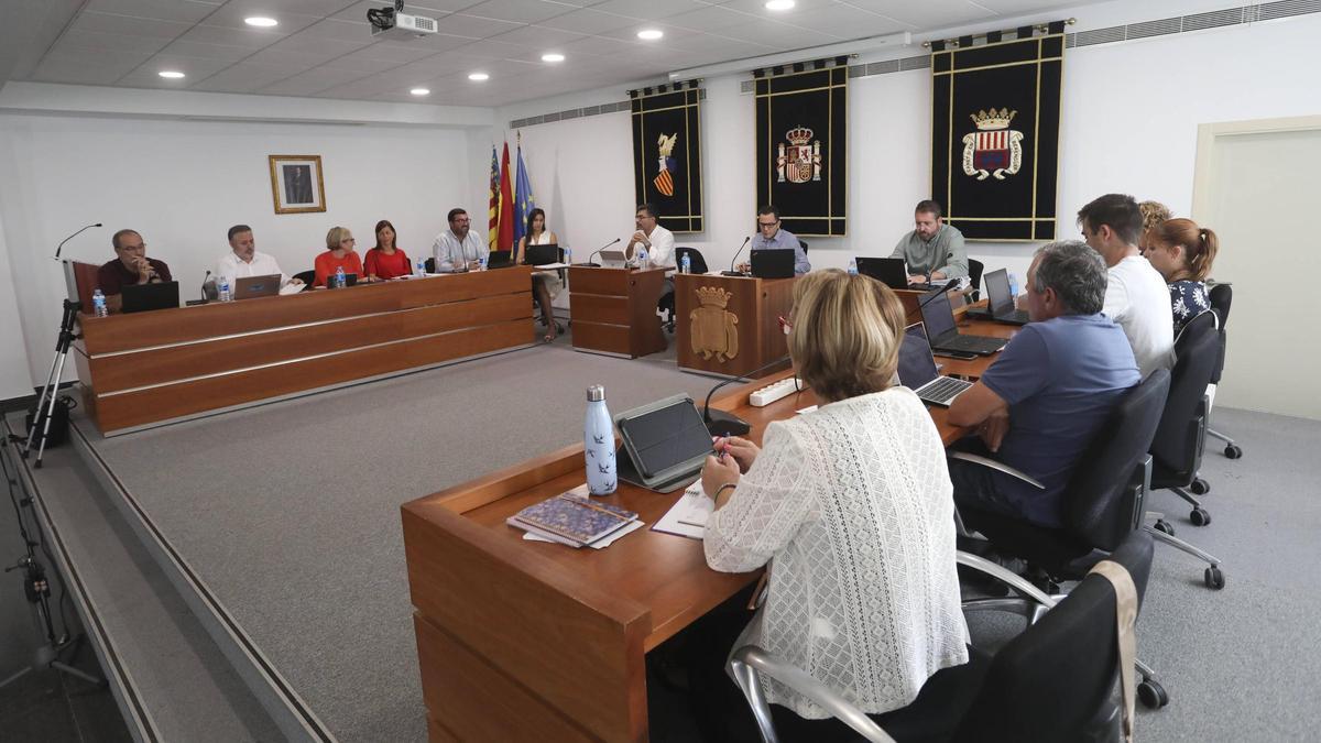 Concejales en el pleno de Canet d'en Berenguer.