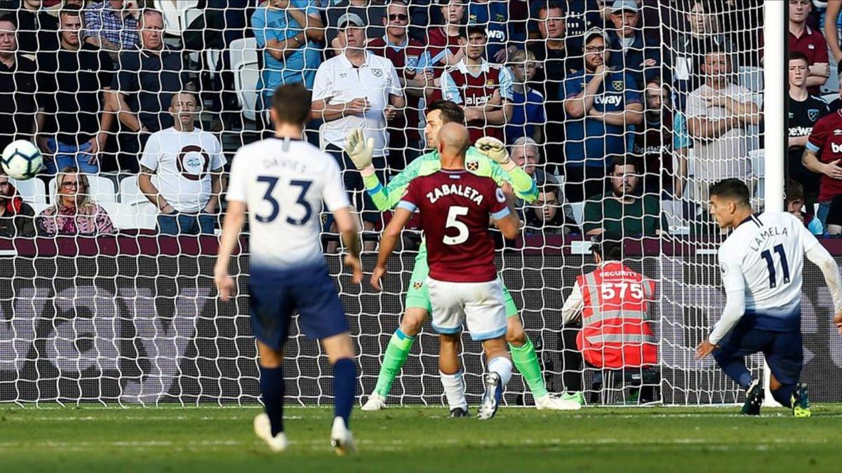 Lamela en el momento del cabezazo