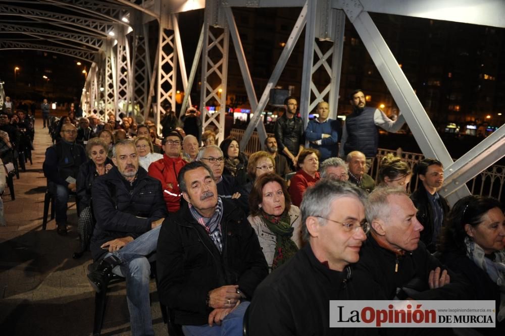 Festival de folclore en el Puente de Hierro