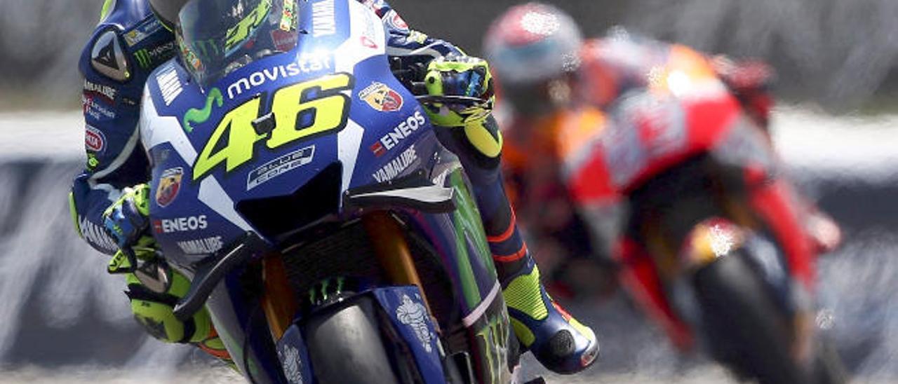 El italiano Valentino Rossi, seguido del español Marc Máquez, en una de las últimas vueltas del GP de Cataluña.