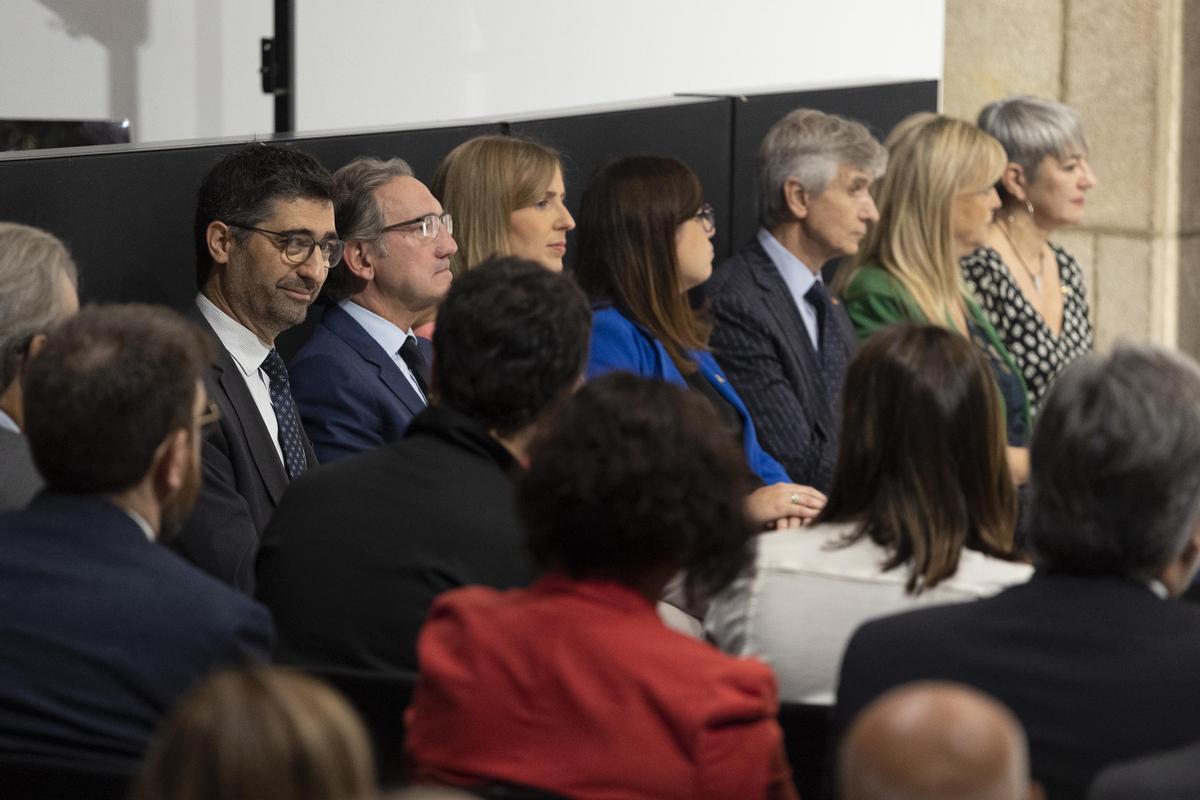 El nuevo gobierno catalán tras el acto de toma de posesión de los nuevos consellers que se ha celebrado este martes en el Palau de la Generalitat, antes de celebrar la primera reunión del nuevo Govern