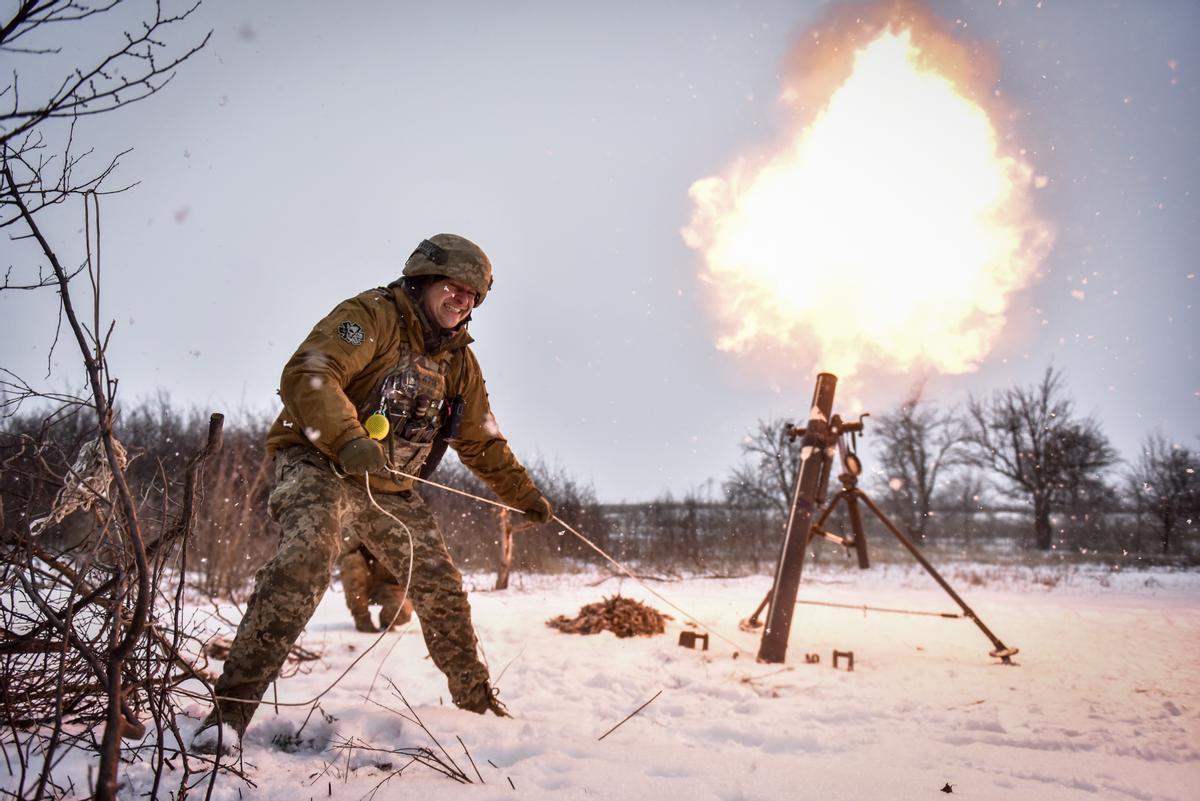 Un soldat ucraïnès dispara contra tropes russes mobilitzades a prop de Donetsk