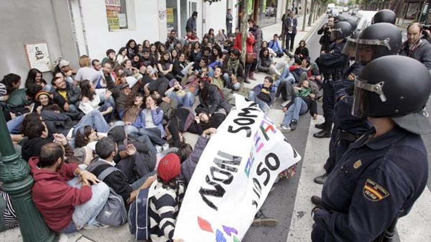 Un grupo de los acampados de Santiago se ha concentrado ante el Parlamento