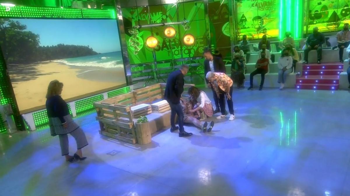 ACCIDENTE SÁLVAME BELÉN ESTEBAN La colaboradora se cae en directo y se rompe la tibia y el peroné