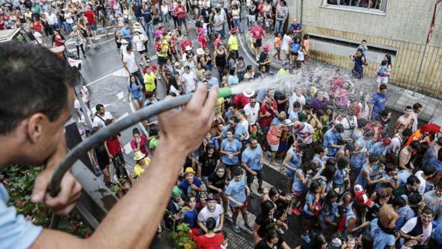 Centenares de personas participan hoy en el desfile de carrozas de Santa Ana