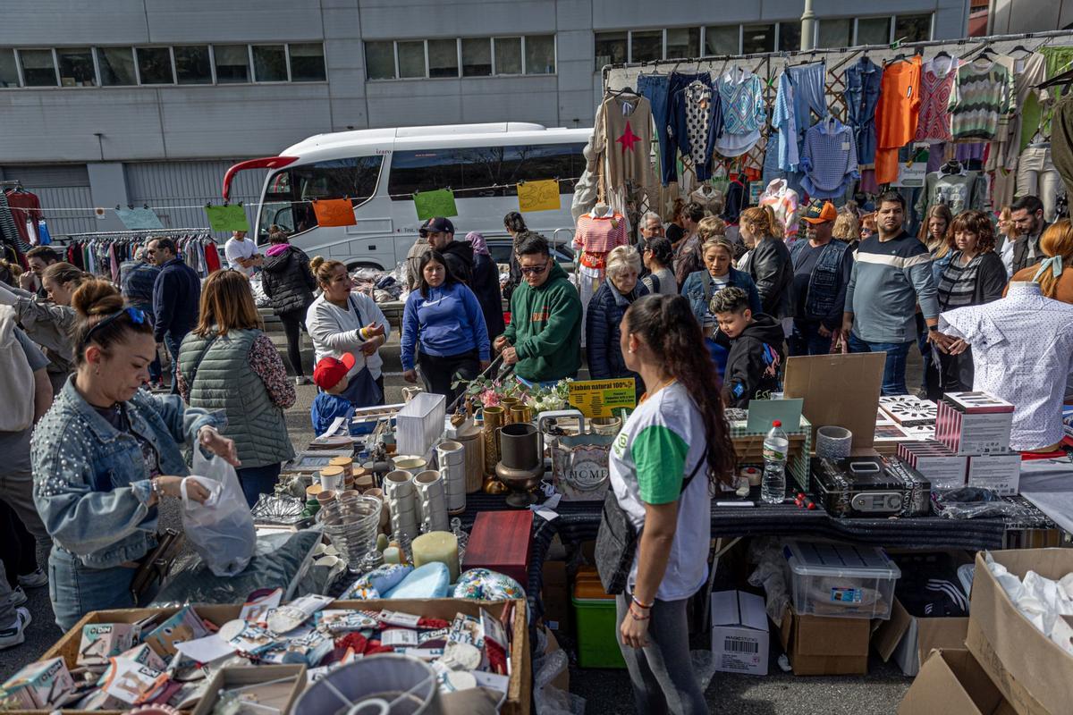 El histórico mercado ambulante inicia un exilio temporal: las obras de reforma del barrio exigen dejar libres las calles del Acer, de la Metal·lúrgia y del Crom, donde los puestos comerciales llevaban más de 50 años asentados. La nueva ubicación es desde el cruce de la calle de los Ferrocarrils Catalans con calle Foc hasta el cruce de la calle de la Mare de Déu de Port con el de calle Motors.