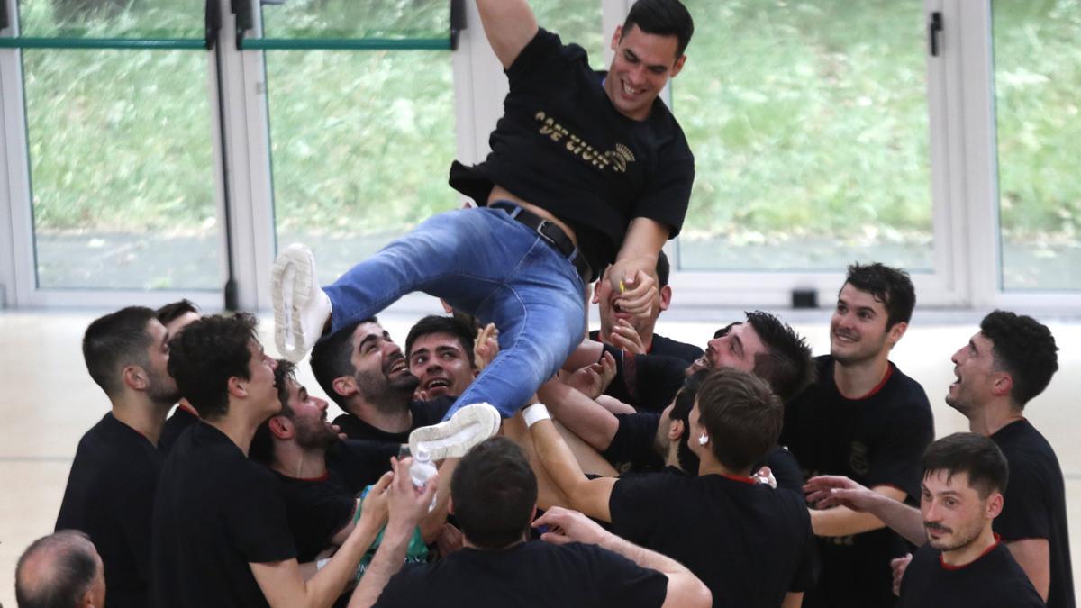 Los jugadores del Disiclín mantean al técnico Pablo Cacheda tras el encuentro disputado en Candeán.