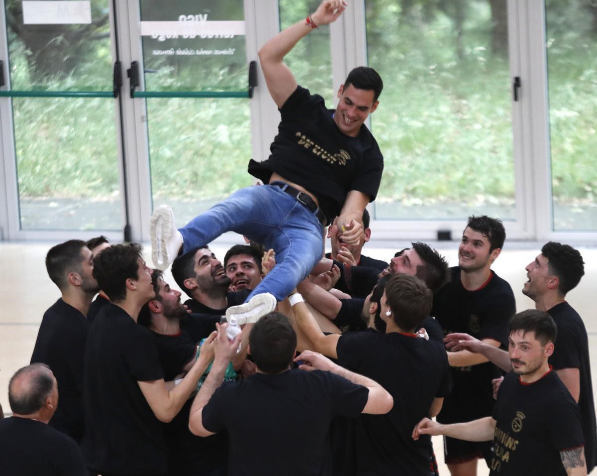 Los jugadores del Disiclín mantean al técnico Pablo Cacheda tras el encuentro disputado en Candeán.