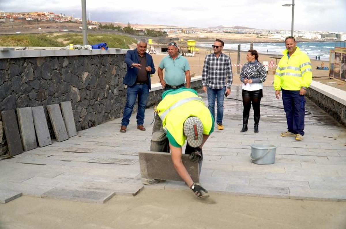 El alcalde Juan Jiménez (i) y la edil Peña Armas, durante la visita a las obras.