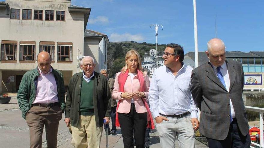 Por la izquierda, Ricardo Pérez, Juan Fernández, Javier González, Victorino Álvarez, Cristina Coto, Manuel Avello y José Ramón González, ayer, en el puerto de Luarca.