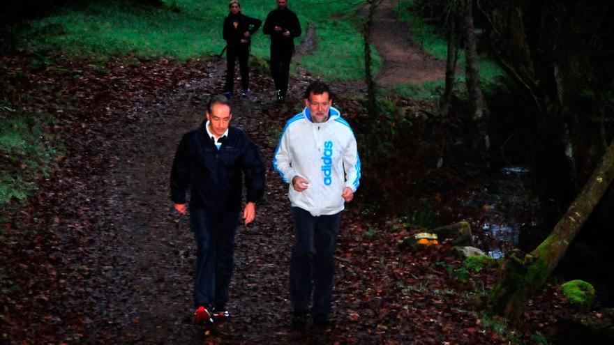 Rajoy y Suárez Costa, en la Ruta da Pedra e da Auga, en Ridumia, esta mañana. // I. Abella