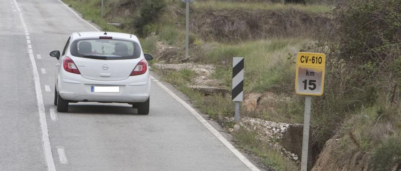 Imagen de archivo de un turismo circulando por la CV-610, donde tuvo lugar el accidente. | PERALES IBORRA