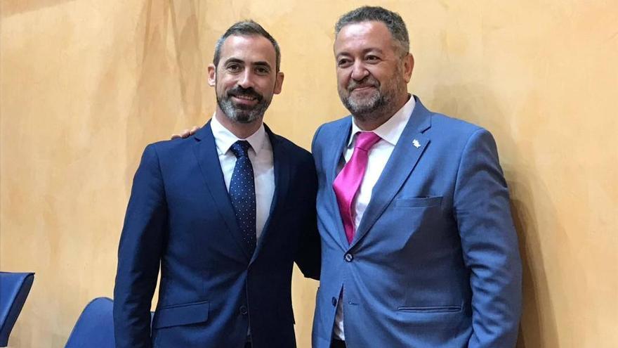 Antonio Luna, a la izquierda, en el salón de plenos del Ayuntamiento de Fuengirola.