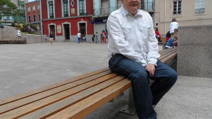 Francisco Zapico en la plaza de La Baragaña de Candás. | mónica g. salas