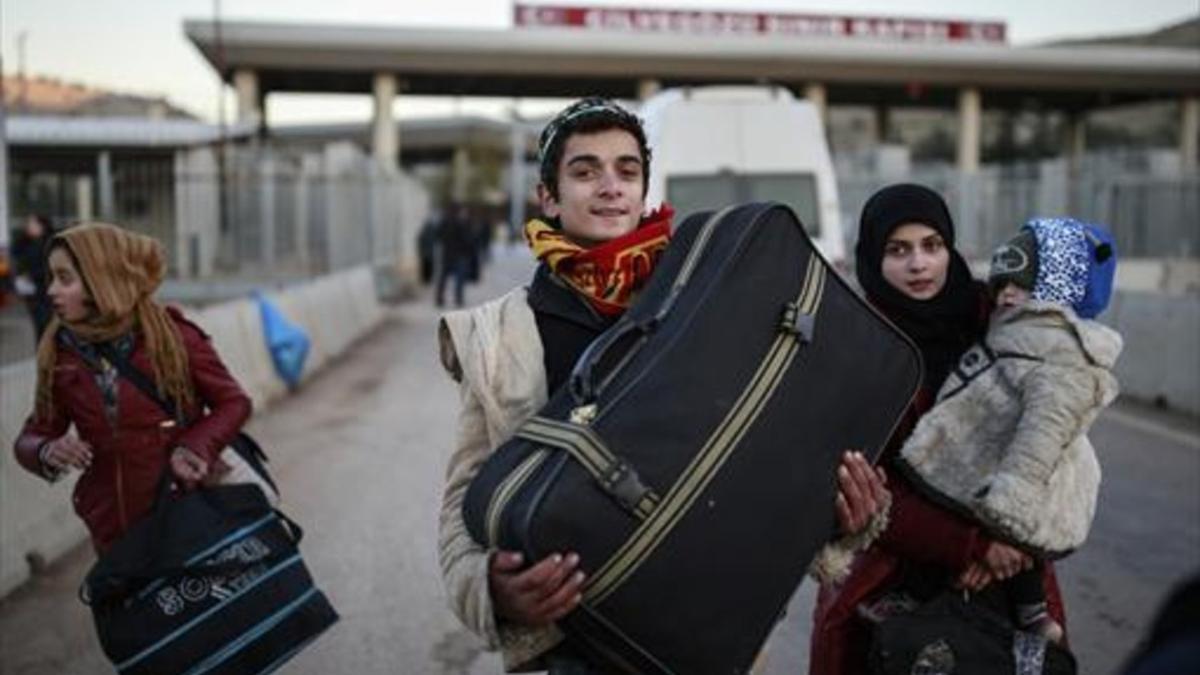 Una familia siria llega a Turquía a través de la frontera de Cilvegozu.