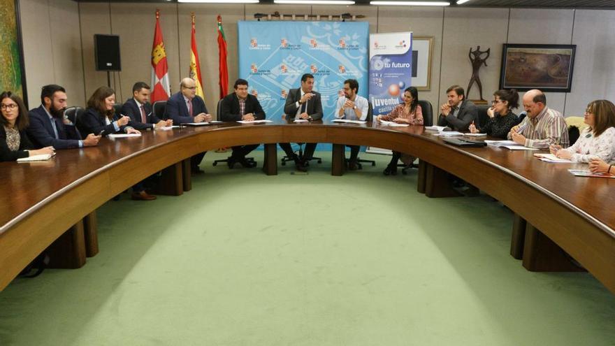 Reunión del Plan de Garantía Juvenil en la Junta.