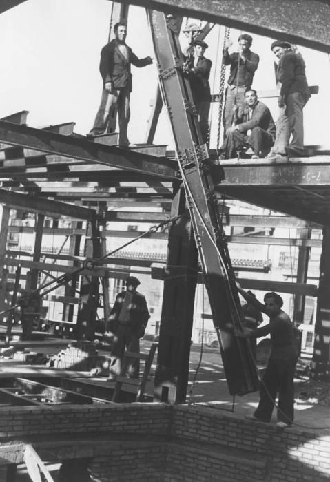 Los operarios del acero   Las 45 fotografías  realizadas entre 1935 y 1936, permiten conocer los métodos de construcción de la época, los materiales utilizados (cemento y acero, principalmente), los medios de transporte (carretas tiradas por burros) o las condiciones laborales de los trabajadores, que no disponían de grandes medidas de seguridad (sin casco, por ejemplo) y vestían con ropa de calle. Las fotografías de esta página muestran los trabajos en el sótano del edificio.