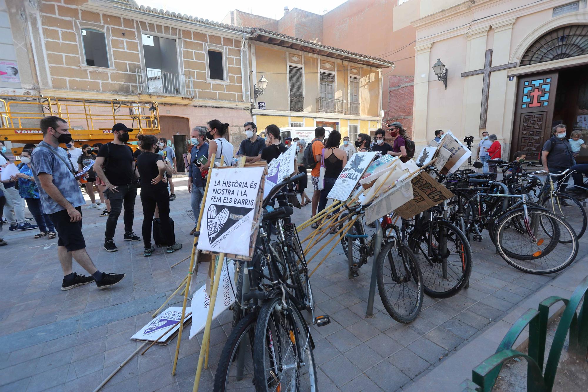 Protesta de los vecinos de Benimaclet contra el vallado de solares ocupados